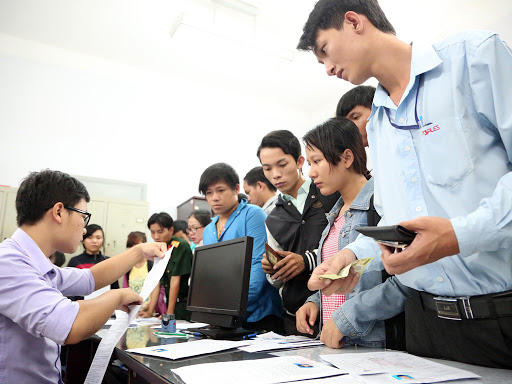 Bức ảnh người bố ngồi lặng lẽ một góc chờ con nhập học: Cha mẹ thương con biển trời lai láng - 1 Bức ảnh người bố ngồi lặng lẽ một góc chờ con nhập học: Cha mẹ thương con biển trời lai láng - 1