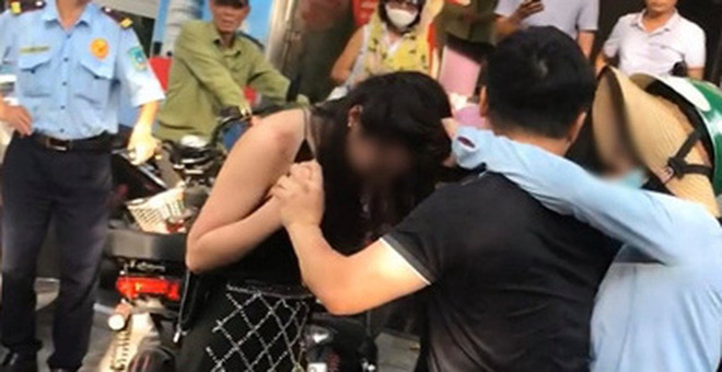 Sau vụ đánh ghen ồn ào, dân tình đổ xô vào tài khoản mạng còn sót lại của 'tiểu tam' để chỉ trích và bày tỏ phẫn nộ Sau vụ đánh ghen ồn ào, dân tình đổ xô vào tài khoản mạng còn sót lại của 'tiểu tam' để chỉ trích và bày tỏ phẫn nộ