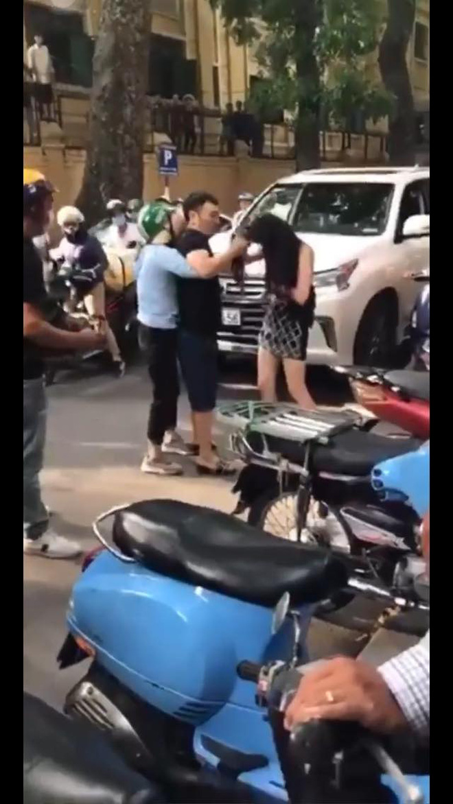 Góc quay toàn cảnh vụ đánh ghen trên phố Lý Nam Đế: Chân dung người vợ và khoảnh khắc lái xe Lexus rời đi Góc quay toàn cảnh vụ đánh ghen trên phố Lý Nam Đế: Chân dung người vợ và khoảnh khắc lái xe Lexus rời đi