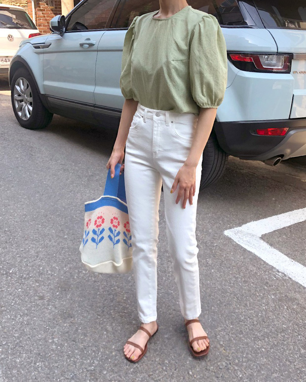 Áo blouse trơn màu đúng là chân ái của nàng công sở, có đến 10 cách diện sang xịn hết cỡ - 4 Áo blouse trơn màu đúng là chân ái của nàng công sở, có đến 10 cách diện sang xịn hết cỡ - 4