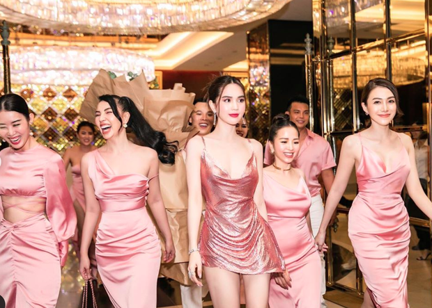 Ngọc Trinh tung loạt ảnh 'căng đét' trong tiệc sinh nhật: Nguyên team đi ra hết để nữ hoàng nội y chiếm trọn spotlight! - 4 Ngọc Trinh tung loạt ảnh 'căng đét' trong tiệc sinh nhật: Nguyên team đi ra hết để nữ hoàng nội y chiếm trọn spotlight! - 4