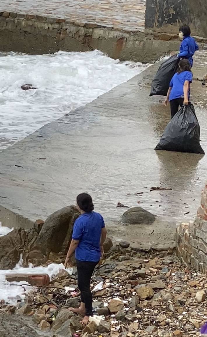 Nhân viên quán cà phê gây bức xúc khi vứt hàng chục bao rác xuống biển Vũng Tàu - 2 Nhân viên quán cà phê gây bức xúc khi vứt hàng chục bao rác xuống biển Vũng Tàu - 2