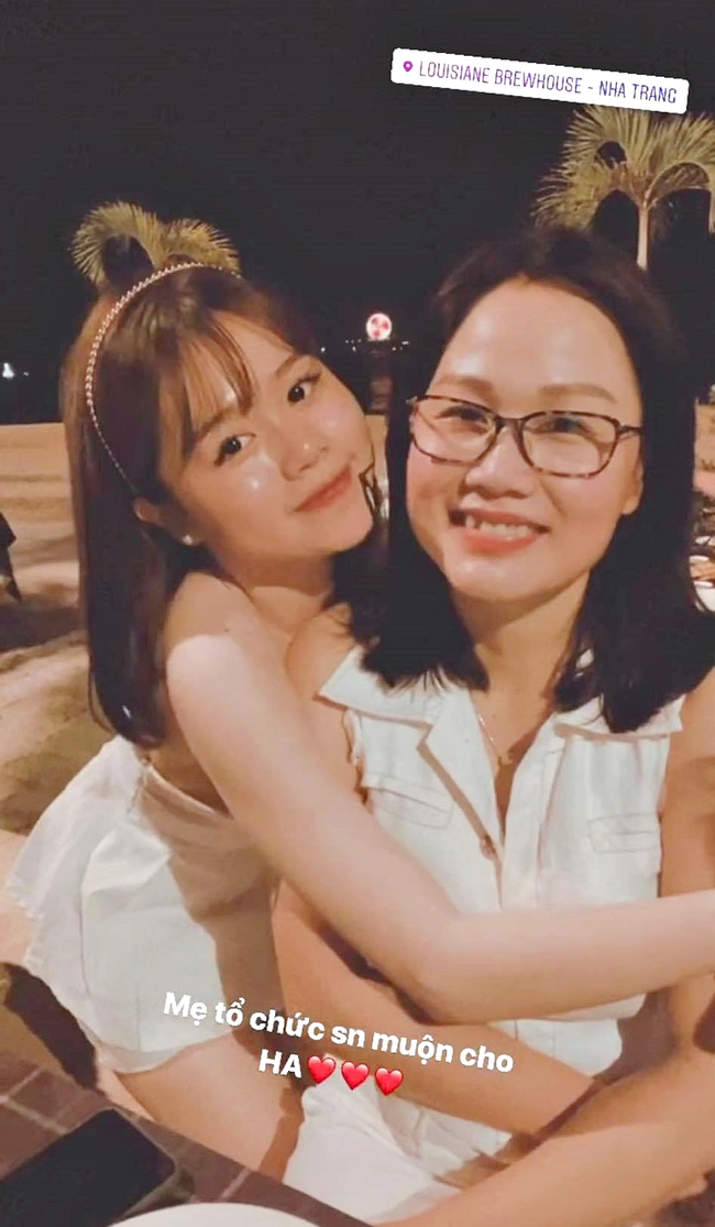 Huỳnh Anh để lộ ảnh mẹ ruột, hóa ra bạn gái Quang Hải trẻ trung xinh xắn bởi thừa hưởng toàn bộ nét đẹp của mẹ Huỳnh Anh để lộ ảnh mẹ ruột, hóa ra bạn gái Quang Hải trẻ trung xinh xắn bởi thừa hưởng toàn bộ nét đẹp của mẹ