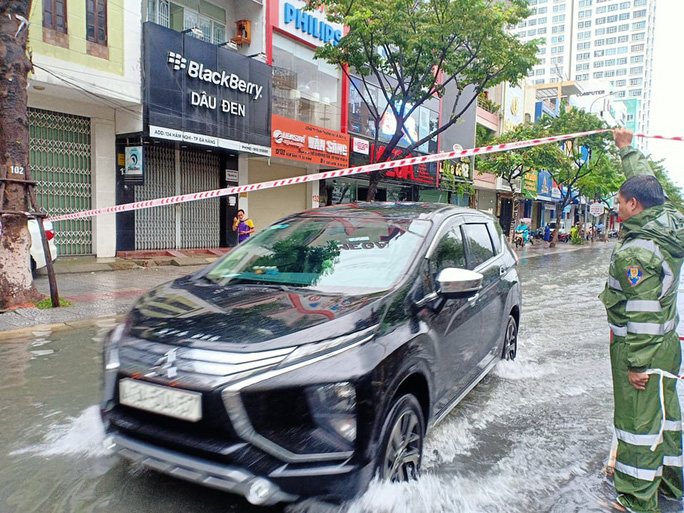 Chùm ảnh trước bão: Đà Nẵng mưa xối xả ngập đường, sấm sét vang trời - 17 Chùm ảnh trước bão: Đà Nẵng mưa xối xả ngập đường, sấm sét vang trời - 17
