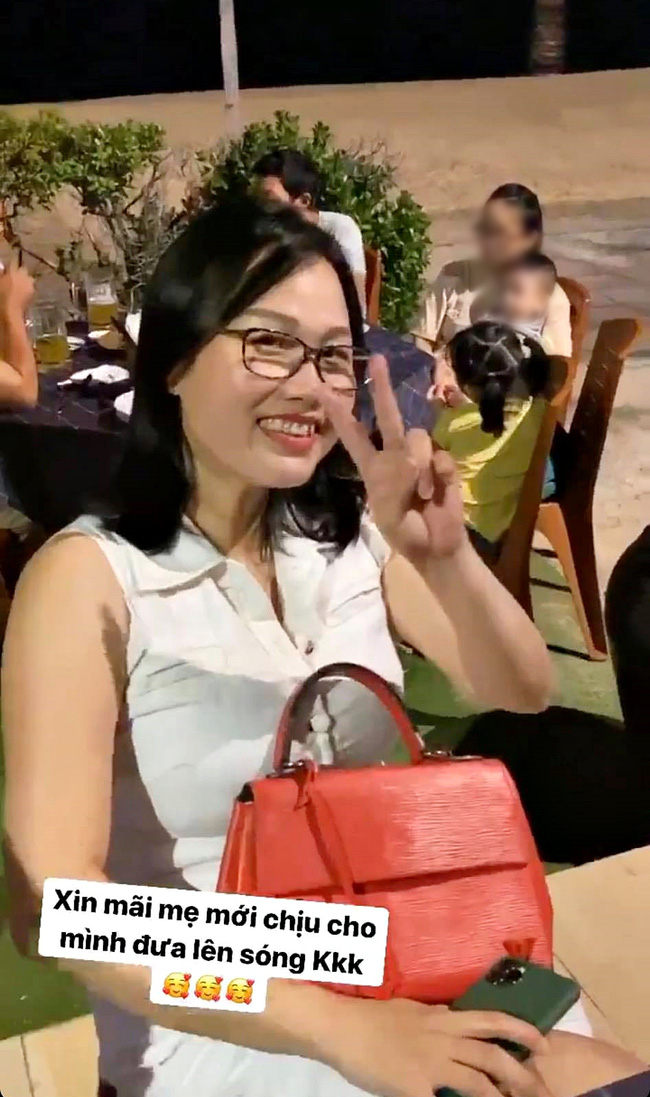 Huỳnh Anh để lộ ảnh mẹ ruột, hóa ra bạn gái Quang Hải trẻ trung xinh xắn bởi thừa hưởng toàn bộ nét đẹp của mẹ - 1 Huỳnh Anh để lộ ảnh mẹ ruột, hóa ra bạn gái Quang Hải trẻ trung xinh xắn bởi thừa hưởng toàn bộ nét đẹp của mẹ - 1