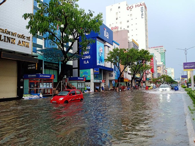 Chùm ảnh trước bão: Đà Nẵng mưa xối xả ngập đường, sấm sét vang trời - 6 Chùm ảnh trước bão: Đà Nẵng mưa xối xả ngập đường, sấm sét vang trời - 6