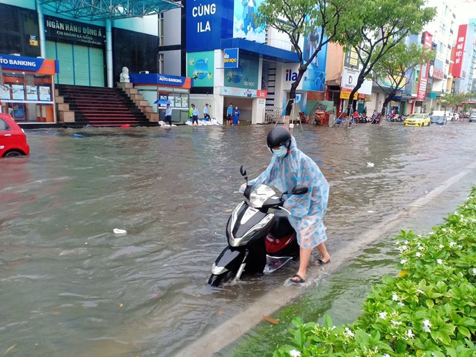 Chùm ảnh trước bão: Đà Nẵng mưa xối xả ngập đường, sấm sét vang trời - 8 Chùm ảnh trước bão: Đà Nẵng mưa xối xả ngập đường, sấm sét vang trời - 8