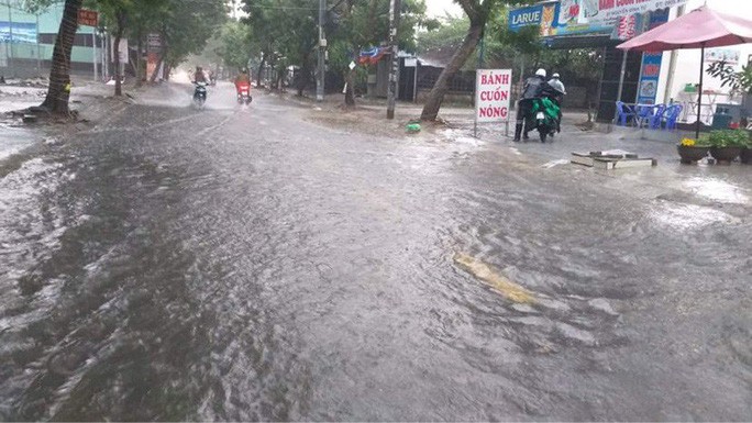 Chùm ảnh trước bão: Đà Nẵng mưa xối xả ngập đường, sấm sét vang trời - 12 Chùm ảnh trước bão: Đà Nẵng mưa xối xả ngập đường, sấm sét vang trời - 12