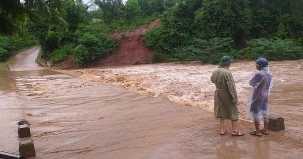 Hai vợ chồng đi xe máy bị nước cuốn, người vợ 26 tuổi mất tích - 2 Hai vợ chồng đi xe máy bị nước cuốn, người vợ 26 tuổi mất tích - 2