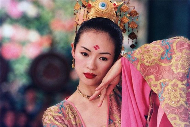 Chương Tử Di: Dâu hụt gia tộc tỷ phú yêu cả 2 bố con Thành Long, bị đánh ghen vì cặp đại gia và bê bối phá hôn lễ Song Song - 2 Chương Tử Di: Dâu hụt gia tộc tỷ phú yêu cả 2 bố con Thành Long, bị đánh ghen vì cặp đại gia và bê bối phá hôn lễ Song Song - 2