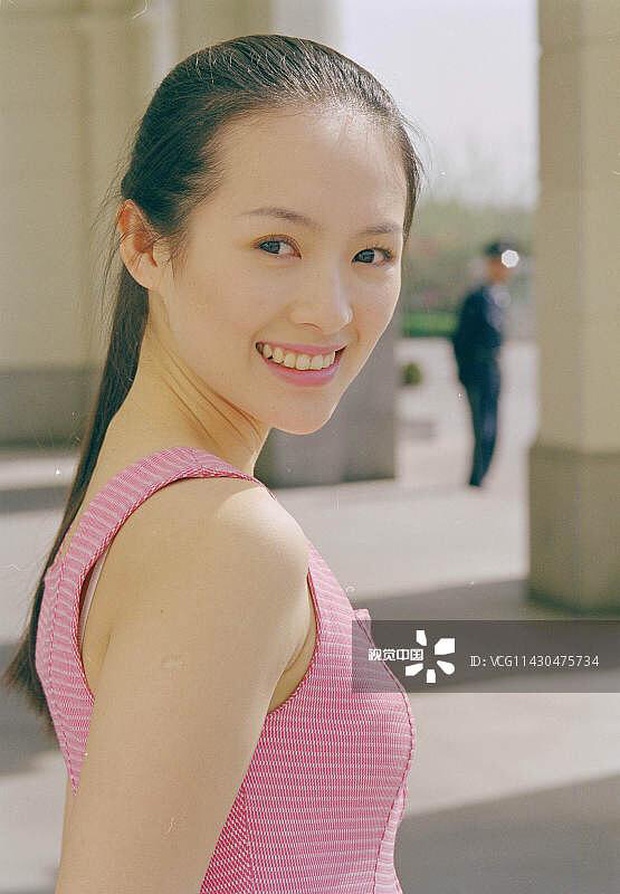Chương Tử Di: Dâu hụt gia tộc tỷ phú yêu cả 2 bố con Thành Long, bị đánh ghen vì cặp đại gia và bê bối phá hôn lễ Song Song - 1 Chương Tử Di: Dâu hụt gia tộc tỷ phú yêu cả 2 bố con Thành Long, bị đánh ghen vì cặp đại gia và bê bối phá hôn lễ Song Song - 1