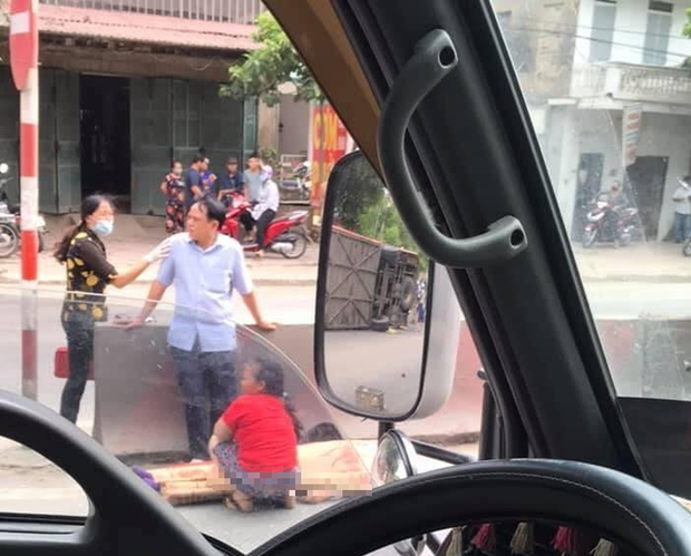 Ninh Bình: Xe khách mất lái lật giữa quốc lộ, đè tử vong cụ bà đi xe đạp điện - 1 Ninh Bình: Xe khách mất lái lật giữa quốc lộ, đè tử vong cụ bà đi xe đạp điện - 1