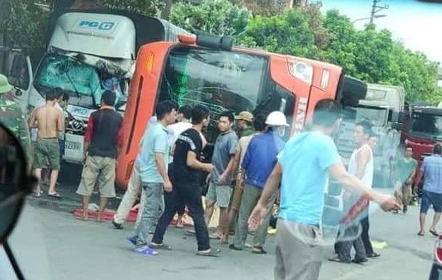 Ninh Bình: Xe khách mất lái lật giữa quốc lộ, đè tử vong cụ bà đi xe đạp điện - 3 Ninh Bình: Xe khách mất lái lật giữa quốc lộ, đè tử vong cụ bà đi xe đạp điện - 3