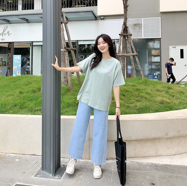 Lười mix đồ đến đâu thì bạn cũng mặc đẹp với áo phông tay lỡ, ăn diện đơn giản mà trông vẫn cá tính ra trò - 7 Lười mix đồ đến đâu thì bạn cũng mặc đẹp với áo phông tay lỡ, ăn diện đơn giản mà trông vẫn cá tính ra trò - 7