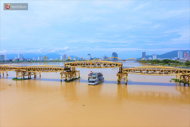 Người Đà Nẵng thích thú lần đầu chứng kiến 'cây cầu lịch sử' nâng nhịp cho tàu thuyền qua lại - 12 Người Đà Nẵng thích thú lần đầu chứng kiến 'cây cầu lịch sử' nâng nhịp cho tàu thuyền qua lại - 12