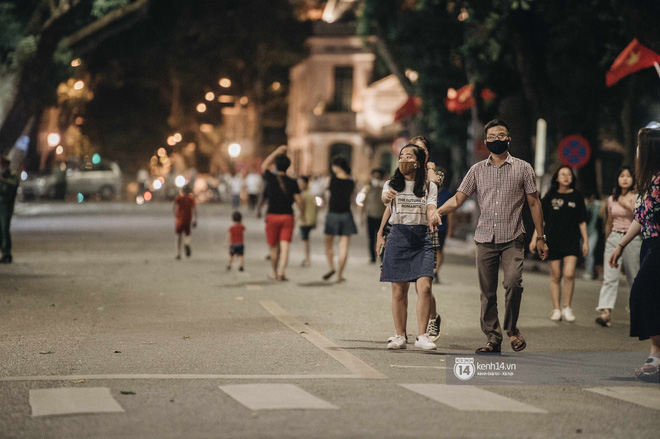 Tạ Hiện trở lại ngày Hà Nội trở lạnh: Người đông nghịt không có chỗ nhích chân! - 10 Tạ Hiện trở lại ngày Hà Nội trở lạnh: Người đông nghịt không có chỗ nhích chân! - 10