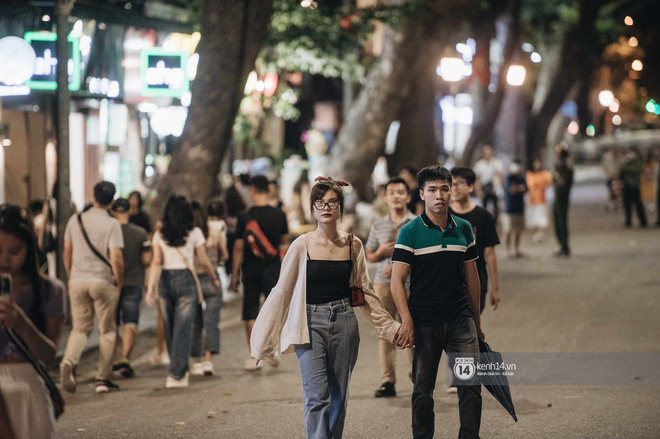 Tạ Hiện trở lại ngày Hà Nội trở lạnh: Người đông nghịt không có chỗ nhích chân! - 1 Tạ Hiện trở lại ngày Hà Nội trở lạnh: Người đông nghịt không có chỗ nhích chân! - 1