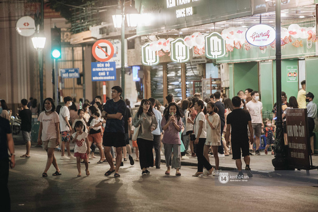 Tạ Hiện trở lại ngày Hà Nội trở lạnh: Người đông nghịt không có chỗ nhích chân! Tạ Hiện trở lại ngày Hà Nội trở lạnh: Người đông nghịt không có chỗ nhích chân!