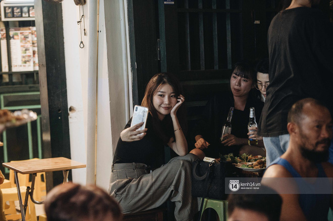 Tạ Hiện trở lại ngày Hà Nội trở lạnh: Người đông nghịt không có chỗ nhích chân! - 17 Tạ Hiện trở lại ngày Hà Nội trở lạnh: Người đông nghịt không có chỗ nhích chân! - 17
