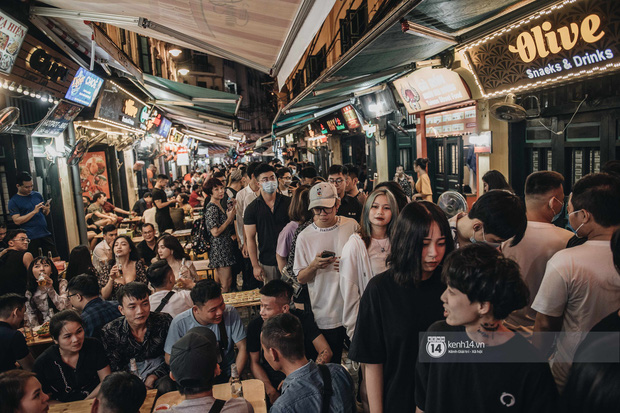 Tạ Hiện trở lại ngày Hà Nội trở lạnh: Người đông nghịt không có chỗ nhích chân! - 21 Tạ Hiện trở lại ngày Hà Nội trở lạnh: Người đông nghịt không có chỗ nhích chân! - 21