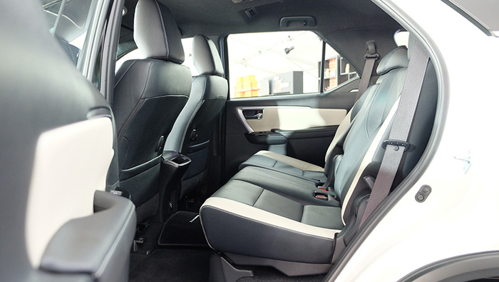 Toyota Fortuner 2021 giảm giá dưới 1 tỷ nhưng lại có thêm nhiều tính năng 'xịn' - 3 Toyota Fortuner 2021 giảm giá dưới 1 tỷ nhưng lại có thêm nhiều tính năng 'xịn' - 3