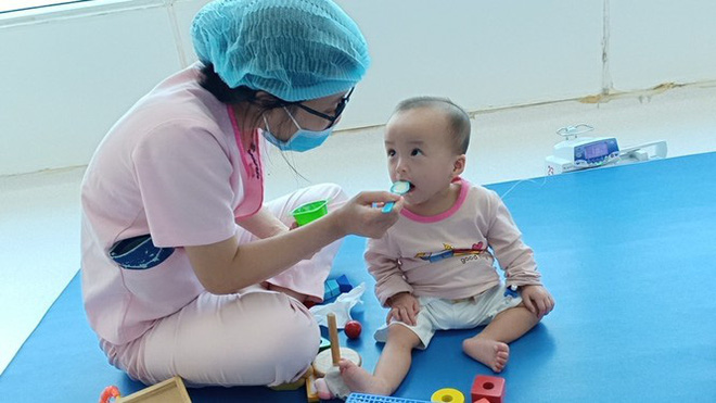 Trúc Nhi - Diệu Nhi tiến triển ngoạn mục sau 2 tháng phẫu thuật tách dính, nụ cười rạng rỡ luôn thường trực - 1 Trúc Nhi - Diệu Nhi tiến triển ngoạn mục sau 2 tháng phẫu thuật tách dính, nụ cười rạng rỡ luôn thường trực - 1