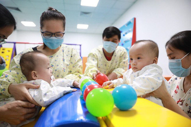 Trúc Nhi - Diệu Nhi tiến triển ngoạn mục sau 2 tháng phẫu thuật tách dính, nụ cười rạng rỡ luôn thường trực - 4 Trúc Nhi - Diệu Nhi tiến triển ngoạn mục sau 2 tháng phẫu thuật tách dính, nụ cười rạng rỡ luôn thường trực - 4