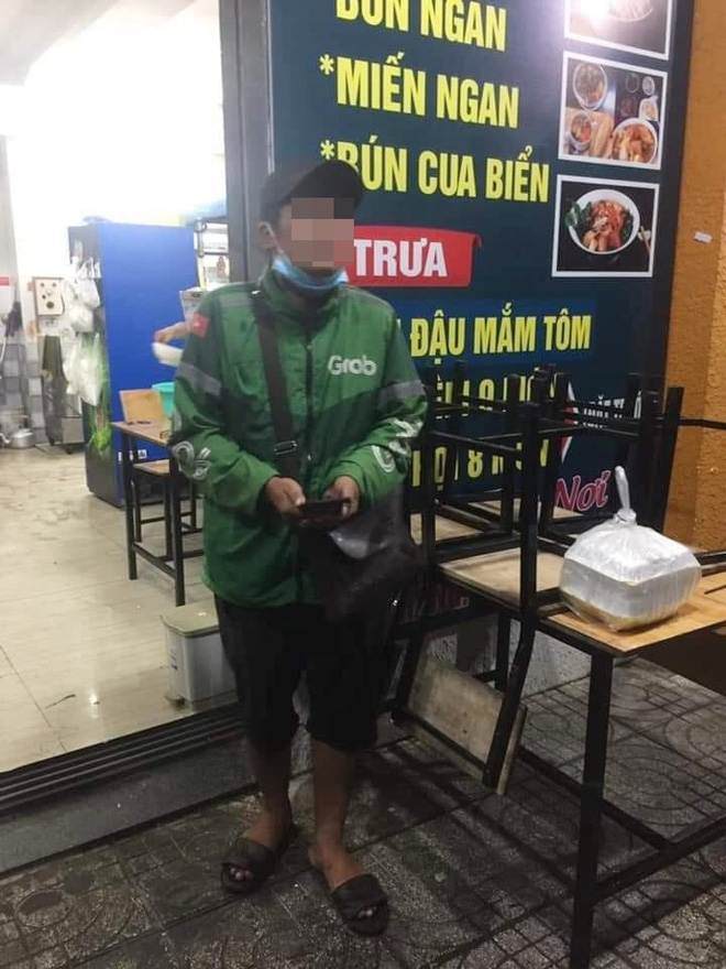 Bức xúc chuyện shipper chạy 10km giao 2 hộp ốc giữa đêm, đợi đến 0h30 khách vẫn không bắt máy Bức xúc chuyện shipper chạy 10km giao 2 hộp ốc giữa đêm, đợi đến 0h30 khách vẫn không bắt máy