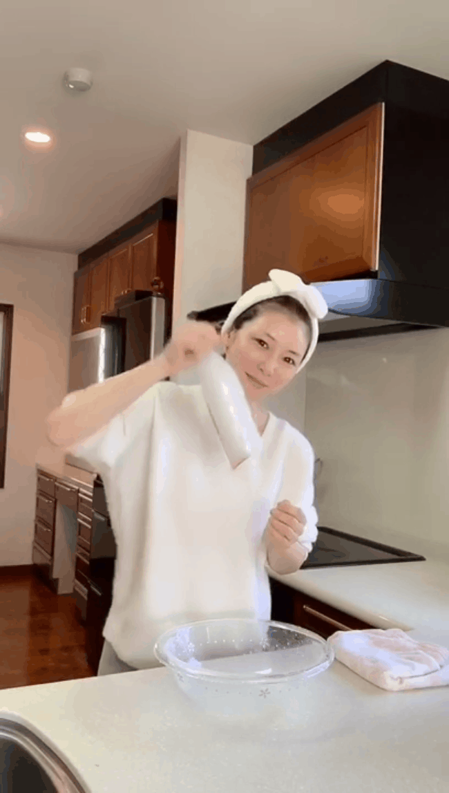 Rửa mặt theo cách của phụ nữ Nhật, Thiều Bảo Trang khoe thành quả da căng mịn, trắng như phát sáng ở tuổi 29 - 10 Rửa mặt theo cách của phụ nữ Nhật, Thiều Bảo Trang khoe thành quả da căng mịn, trắng như phát sáng ở tuổi 29 - 10