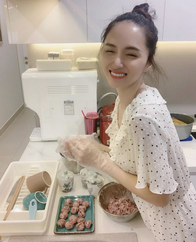 Fans bất ngờ lục lại ảnh Hương Giang nấu nướng 8 năm trước, gọi cả 'anh rể' Matt Liu vào 'ăn cơm nhà' - 2 Fans bất ngờ lục lại ảnh Hương Giang nấu nướng 8 năm trước, gọi cả 'anh rể' Matt Liu vào 'ăn cơm nhà' - 2