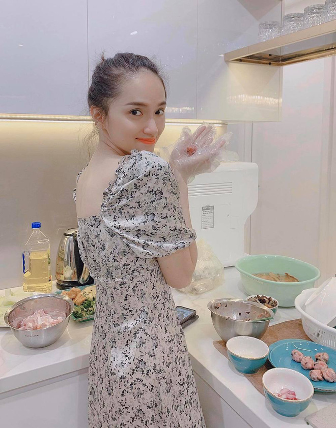 Fans bất ngờ lục lại ảnh Hương Giang nấu nướng 8 năm trước, gọi cả 'anh rể' Matt Liu vào 'ăn cơm nhà' - 3 Fans bất ngờ lục lại ảnh Hương Giang nấu nướng 8 năm trước, gọi cả 'anh rể' Matt Liu vào 'ăn cơm nhà' - 3