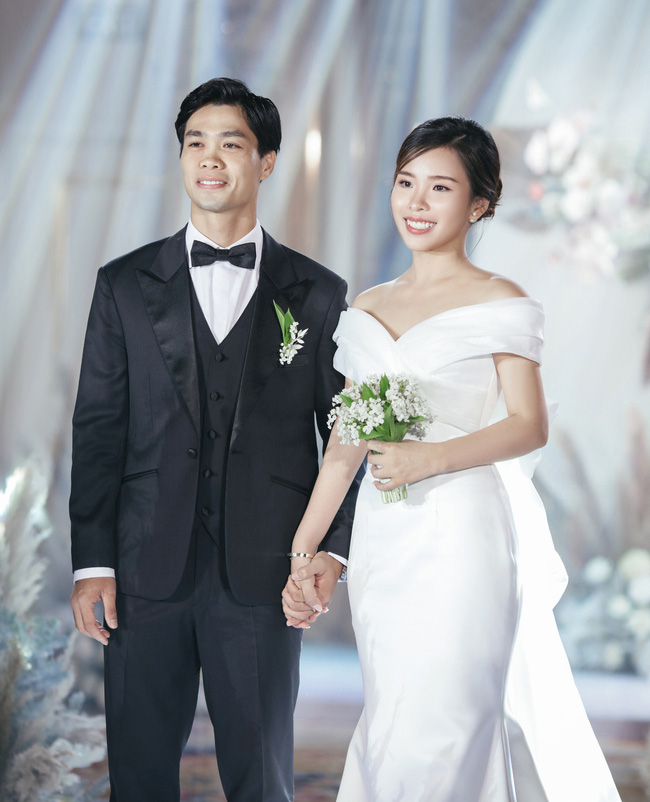 Công Phượng đưa vợ chưa cưới đi chơi, dân tình xôn xao chú ý vòng 2 của Viên Minh có phần hơi khác lạ? Công Phượng đưa vợ chưa cưới đi chơi, dân tình xôn xao chú ý vòng 2 của Viên Minh có phần hơi khác lạ?