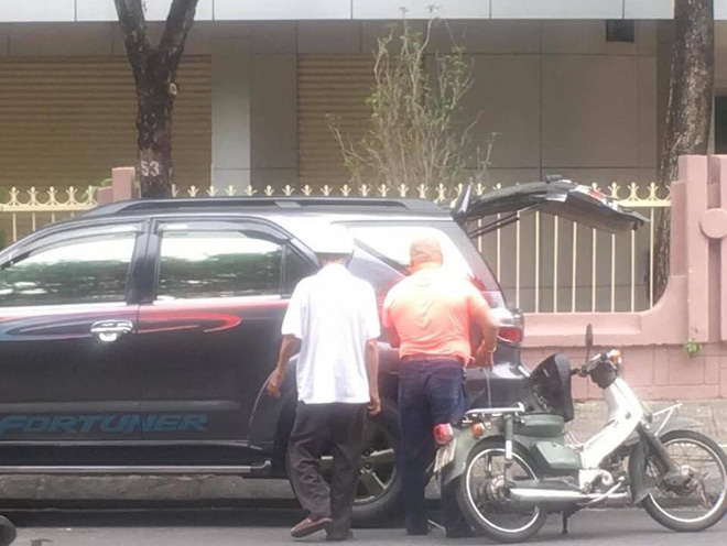 Thấy cụ già nặng nhọc dắt xe máy đi bộ, 2 người đàn ông đã làm một việc khiến 'team qua đường' rưng rưng xúc động - 3 Thấy cụ già nặng nhọc dắt xe máy đi bộ, 2 người đàn ông đã làm một việc khiến 'team qua đường' rưng rưng xúc động - 3