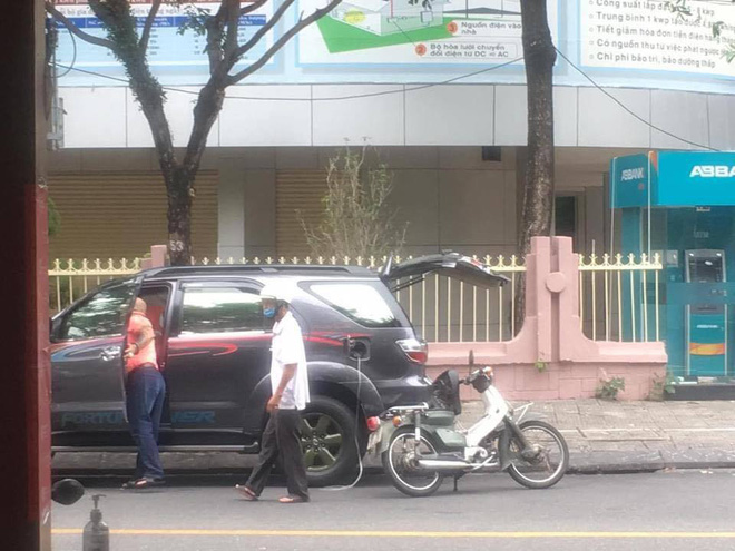 Thấy cụ già nặng nhọc dắt xe máy đi bộ, 2 người đàn ông đã làm một việc khiến 'team qua đường' rưng rưng xúc động Thấy cụ già nặng nhọc dắt xe máy đi bộ, 2 người đàn ông đã làm một việc khiến 'team qua đường' rưng rưng xúc động