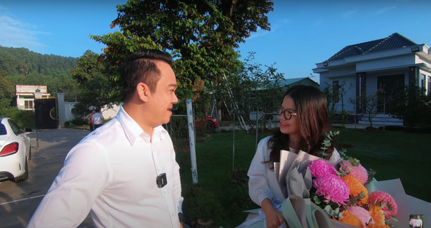 Nữ sinh RMIT 2k: Ở biệt phủ rộng 2.000 ha, được phụ huynh tặng món quà mấy tỷ đồng Nữ sinh RMIT 2k: Ở biệt phủ rộng 2.000 ha, được phụ huynh tặng món quà mấy tỷ đồng