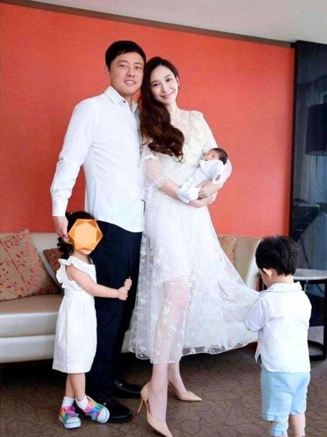Cái kết của dàn mỹ nhân Hoa ngữ sau khi cùng đại gia 'chung hoạn nạn': Người hạnh phúc viên mãn, kẻ bị bỏ rơi rồi tự tử không thành - 6 Cái kết của dàn mỹ nhân Hoa ngữ sau khi cùng đại gia 'chung hoạn nạn': Người hạnh phúc viên mãn, kẻ bị bỏ rơi rồi tự tử không thành - 6