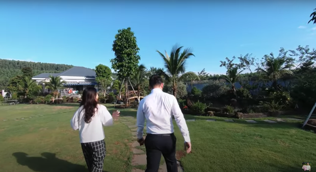 Nữ sinh RMIT 2k: Ở biệt phủ rộng 2.000 ha, được phụ huynh tặng món quà mấy tỷ đồng - 2 Nữ sinh RMIT 2k: Ở biệt phủ rộng 2.000 ha, được phụ huynh tặng món quà mấy tỷ đồng - 2