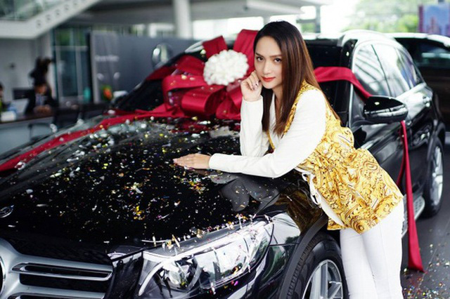 Hương Giang lần đầu hé lộ không gian mặt tiền biệt thự bạc tỷ: Bề thế, hoành tráng, nhìn qua đã thấy không vừa! - 7 Hương Giang lần đầu hé lộ không gian mặt tiền biệt thự bạc tỷ: Bề thế, hoành tráng, nhìn qua đã thấy không vừa! - 7