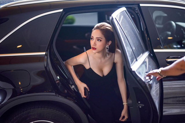 Hương Giang lần đầu hé lộ không gian mặt tiền biệt thự bạc tỷ: Bề thế, hoành tráng, nhìn qua đã thấy không vừa! - 8 Hương Giang lần đầu hé lộ không gian mặt tiền biệt thự bạc tỷ: Bề thế, hoành tráng, nhìn qua đã thấy không vừa! - 8