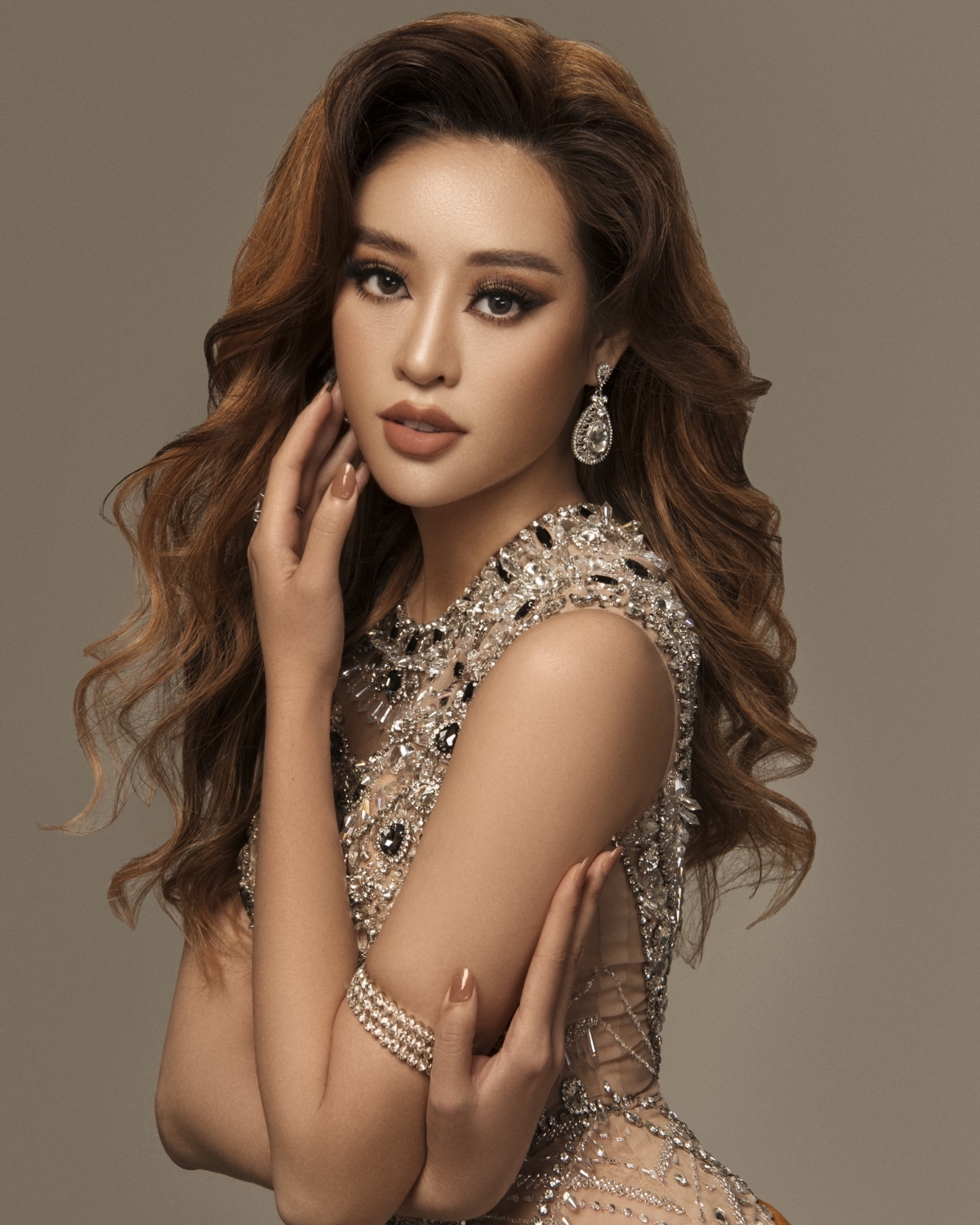Khánh Vân thể hiện khoe nhan sắc quyến rũ, quyền lực trong bộ ảnh mới - 3 Khánh Vân thể hiện khoe nhan sắc quyến rũ, quyền lực trong bộ ảnh mới - 3