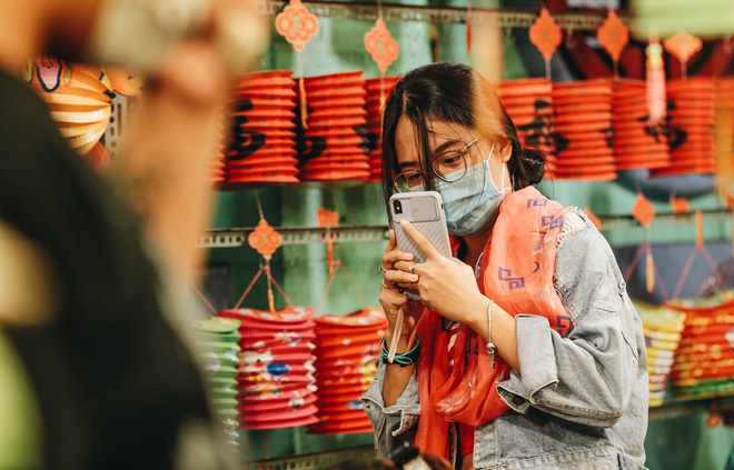 Người Sài Gòn đeo khẩu trang, đón Trung thu sớm trên phố lồng đèn - 7 Người Sài Gòn đeo khẩu trang, đón Trung thu sớm trên phố lồng đèn - 7