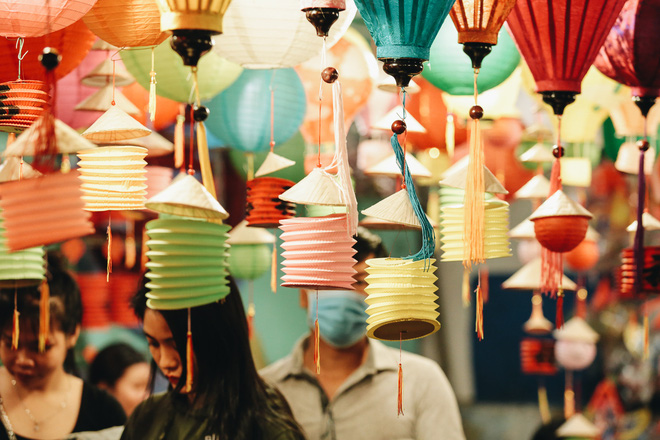 Người Sài Gòn đeo khẩu trang, đón Trung thu sớm trên phố lồng đèn - 13 Người Sài Gòn đeo khẩu trang, đón Trung thu sớm trên phố lồng đèn - 13