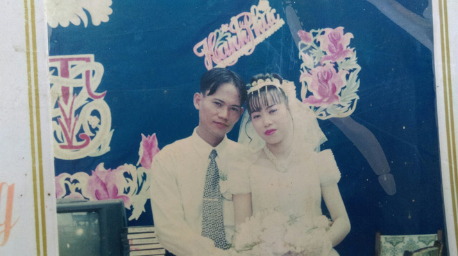 Cảm động gia cảnh chồng 'gà trống' nuôi 3 con, tìm vợ mất tích bí ẩn suốt 4 năm Cảm động gia cảnh chồng 'gà trống' nuôi 3 con, tìm vợ mất tích bí ẩn suốt 4 năm