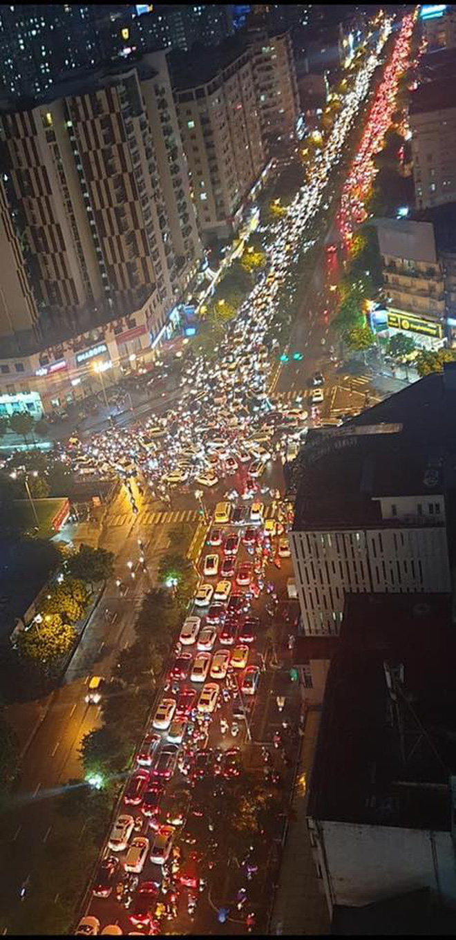 Đường phố Hà Nội ùn tắc kinh hoàng hàng giờ liền sau trận mưa lớn, dân công sở kêu trời vì không thể về nhà - 11 Đường phố Hà Nội ùn tắc kinh hoàng hàng giờ liền sau trận mưa lớn, dân công sở kêu trời vì không thể về nhà - 11