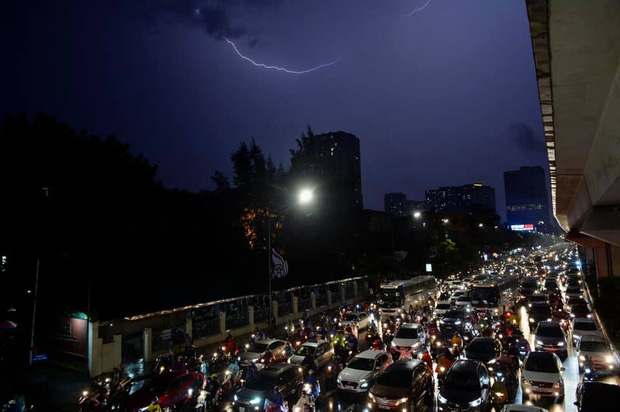 Đường phố Hà Nội ùn tắc kinh hoàng hàng giờ liền sau trận mưa lớn, dân công sở kêu trời vì không thể về nhà - 9 Đường phố Hà Nội ùn tắc kinh hoàng hàng giờ liền sau trận mưa lớn, dân công sở kêu trời vì không thể về nhà - 9