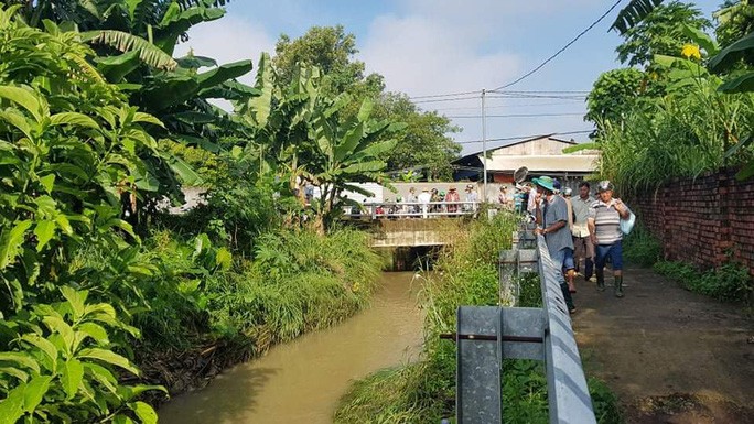 Hàng trăm người chui xuống cống tìm người phụ nữ bị nước cuốn mất tích - 9 Hàng trăm người chui xuống cống tìm người phụ nữ bị nước cuốn mất tích - 9