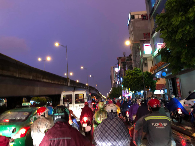 Đường phố Hà Nội ùn tắc kinh hoàng hàng giờ liền sau trận mưa lớn, dân công sở kêu trời vì không thể về nhà - 8 Đường phố Hà Nội ùn tắc kinh hoàng hàng giờ liền sau trận mưa lớn, dân công sở kêu trời vì không thể về nhà - 8
