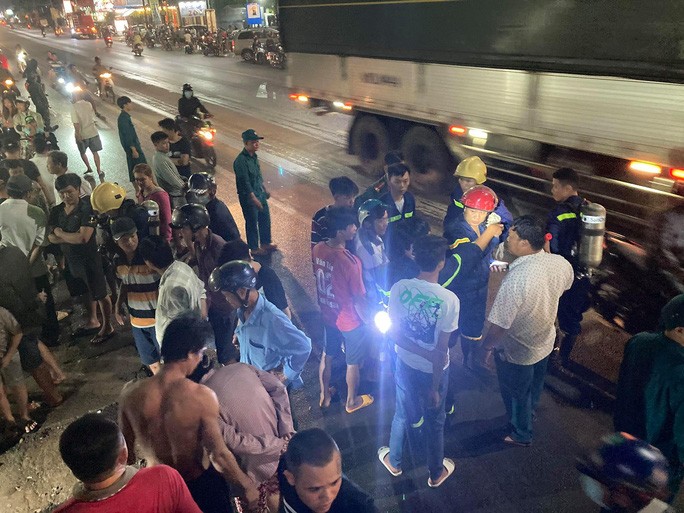 Hàng trăm người chui xuống cống tìm người phụ nữ bị nước cuốn mất tích - 1 Hàng trăm người chui xuống cống tìm người phụ nữ bị nước cuốn mất tích - 1
