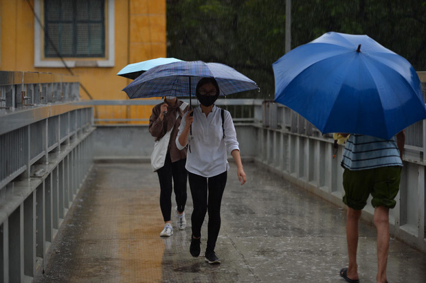 Hà Nội mưa gió trắng trời vào giờ tan tầm, người dân vội vã về nhà để tránh ùn tắc - 8 Hà Nội mưa gió trắng trời vào giờ tan tầm, người dân vội vã về nhà để tránh ùn tắc - 8
