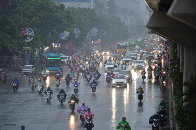 Hà Nội mưa gió trắng trời vào giờ tan tầm, người dân vội vã về nhà để tránh ùn tắc - 3 Hà Nội mưa gió trắng trời vào giờ tan tầm, người dân vội vã về nhà để tránh ùn tắc - 3